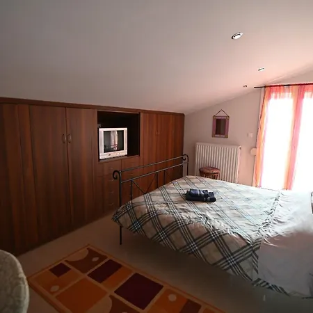 In Neapoli 라리사